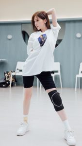王心凌排练舞蹈时运动短裤下纤细的白腿
