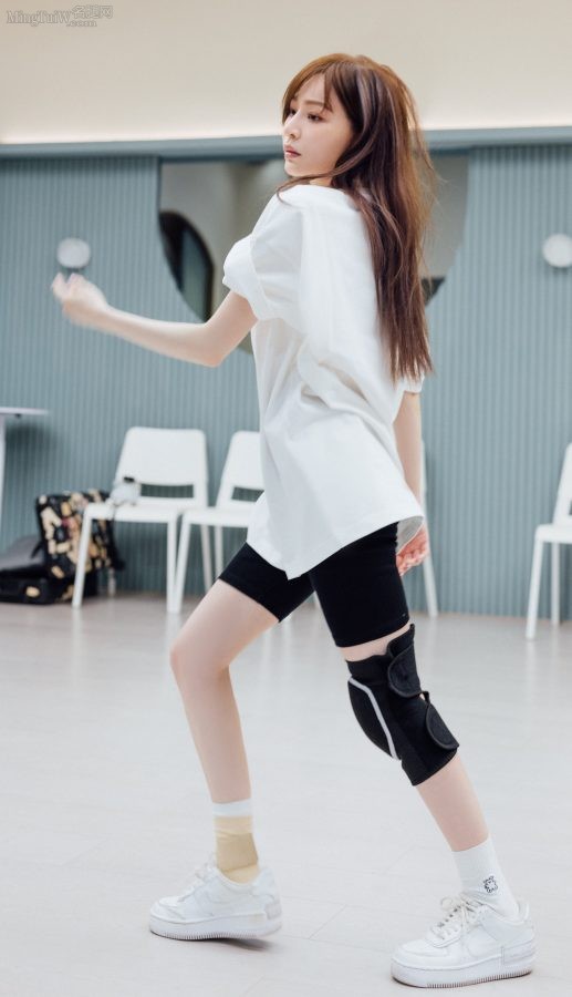 王心凌排练舞蹈时运动短裤下纤细的白腿（第3张/共9张）
