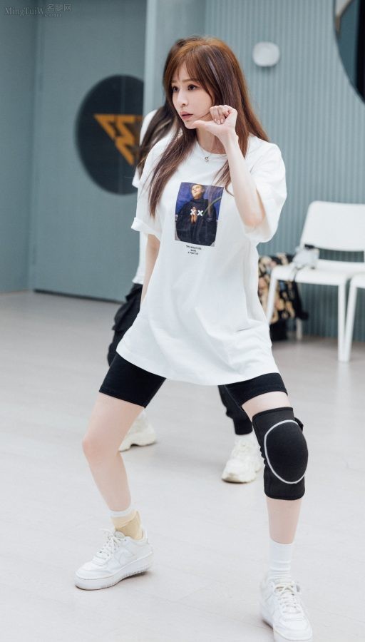 王心凌排练舞蹈时运动短裤下纤细的白腿（第4张/共9张）