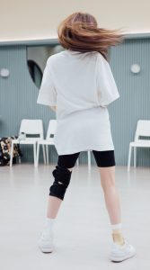 王心凌排练舞蹈时运动短裤下纤细的白腿