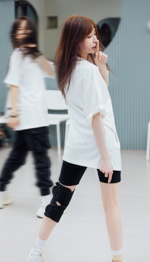 王心凌排练舞蹈时运动短裤下纤细的白腿（第7张/共9张）