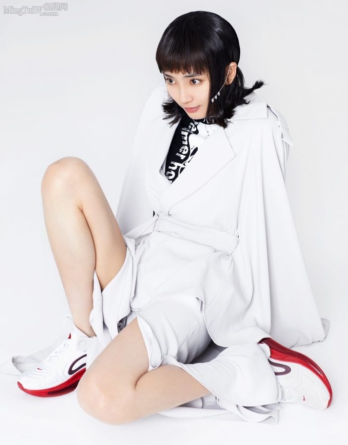 长腿美女王紫璇为杂志拍摄写真(1/5)