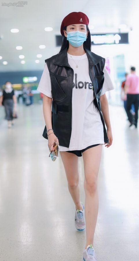 王紫璇两条大长腿在机场被拍（第1张/共5张）