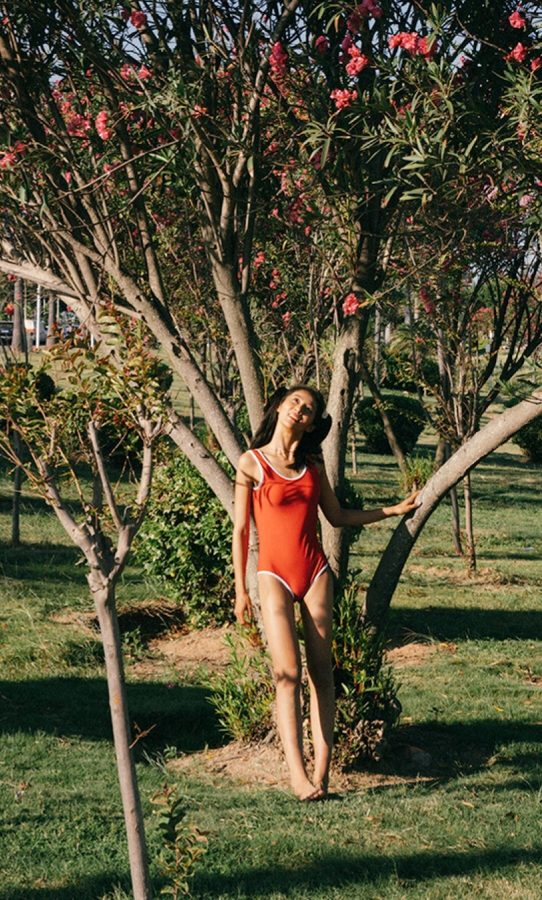 Wan Zilin shows off his great figure in a red swimsuit at the beach(13/13)