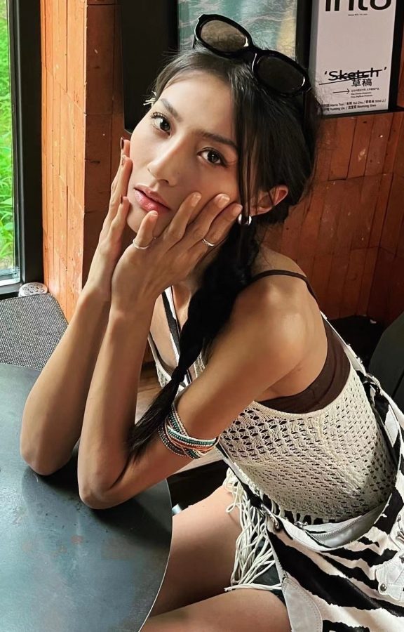 万籽麟旅行中拍照大展自己修长纤瘦的美腿(5/5)