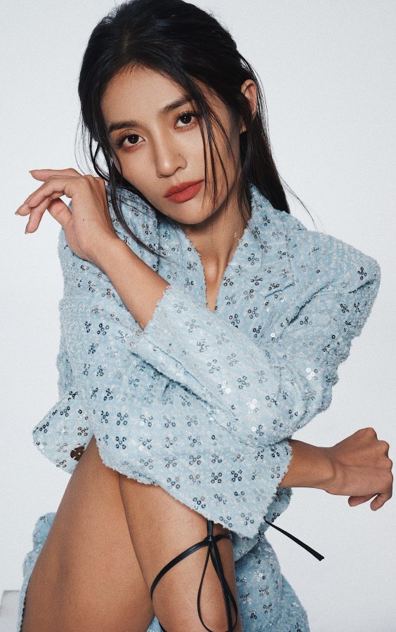 Wan Zilin sits with her legs crossed in a photo with long and sexy legs(2/5)