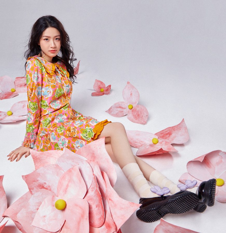 Young actress Xiang Hanzhi wore stiletto heels for a photo shoot(2/4)