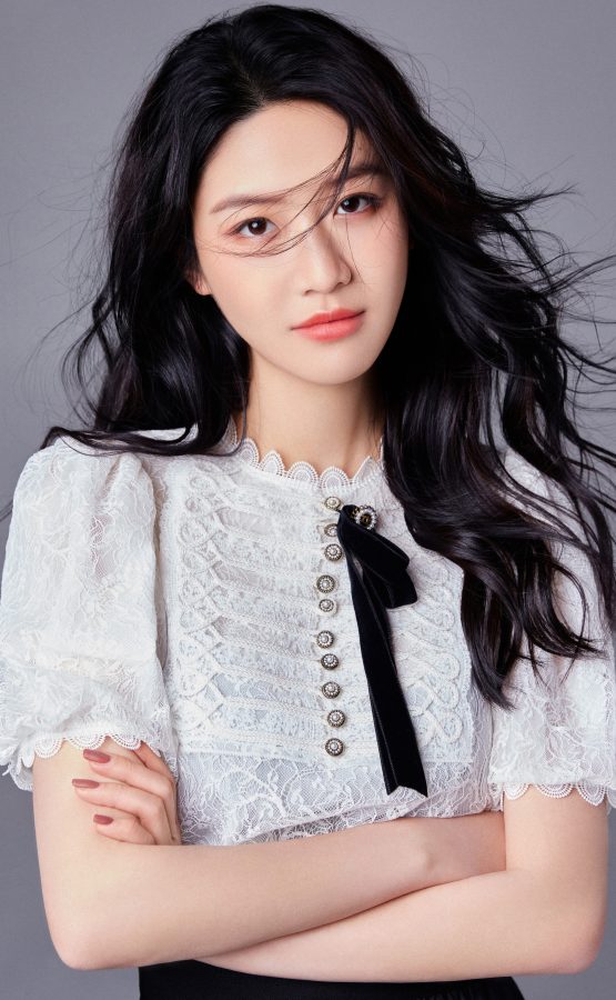 年轻的女演员向涵之脚穿细高跟鞋拍写真(3/4)