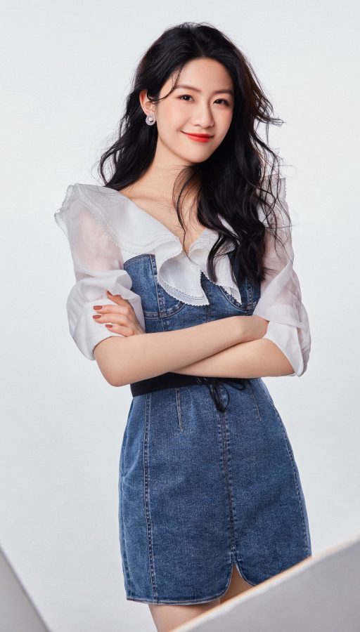 年轻的女演员向涵之脚穿细高跟鞋拍写真(4/4)