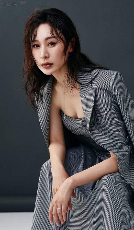 杨雨婷杂志写真大片踩细高跟俯身秀事业线(4/5)