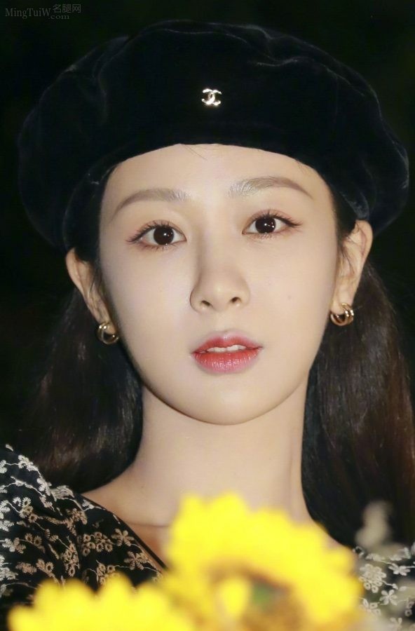 杨紫头戴贝雷帽牛仔裙下美腿白皙(6/6)