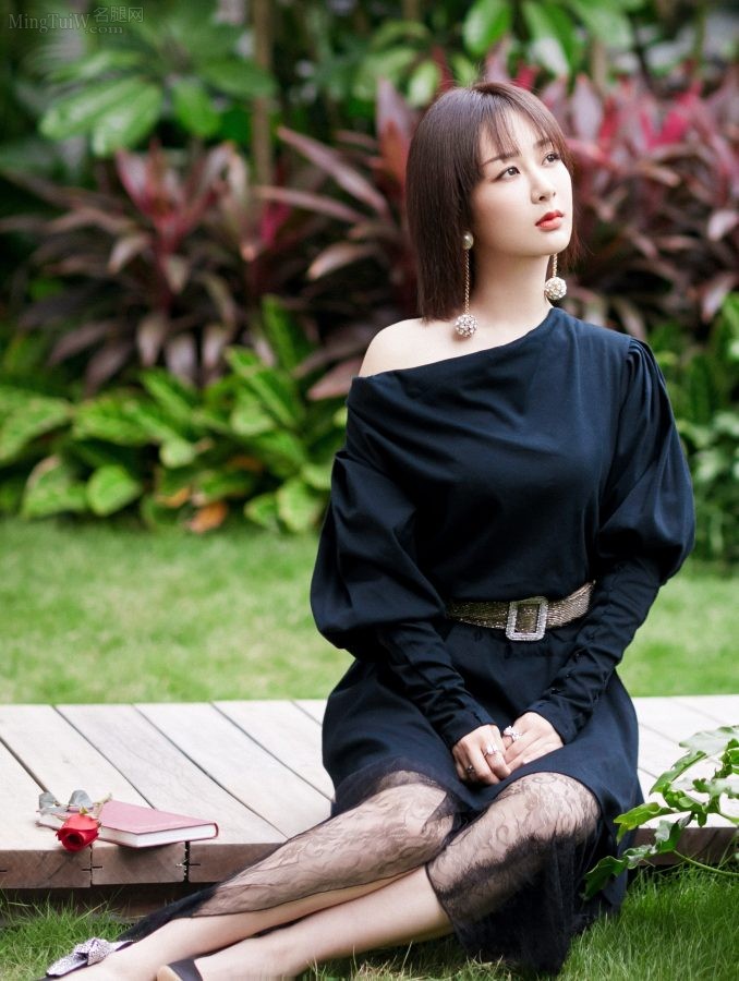 杨紫黑纱内的美腿脚上青筋凸起(3/5)