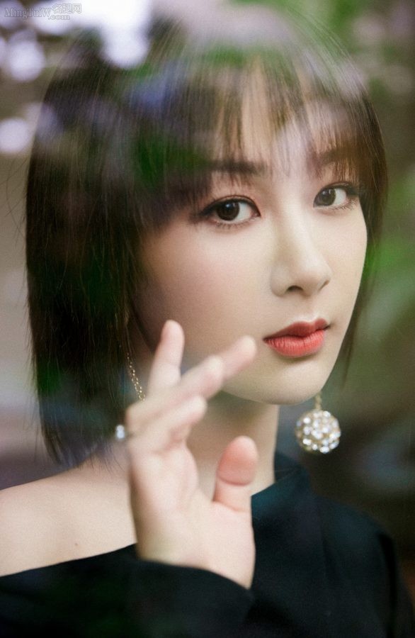 杨紫黑纱内的美腿脚上青筋凸起(4/5)