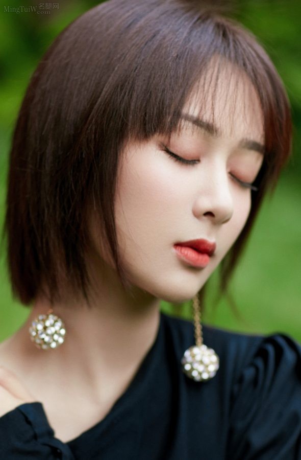 杨紫黑纱内的美腿脚上青筋凸起(5/5)