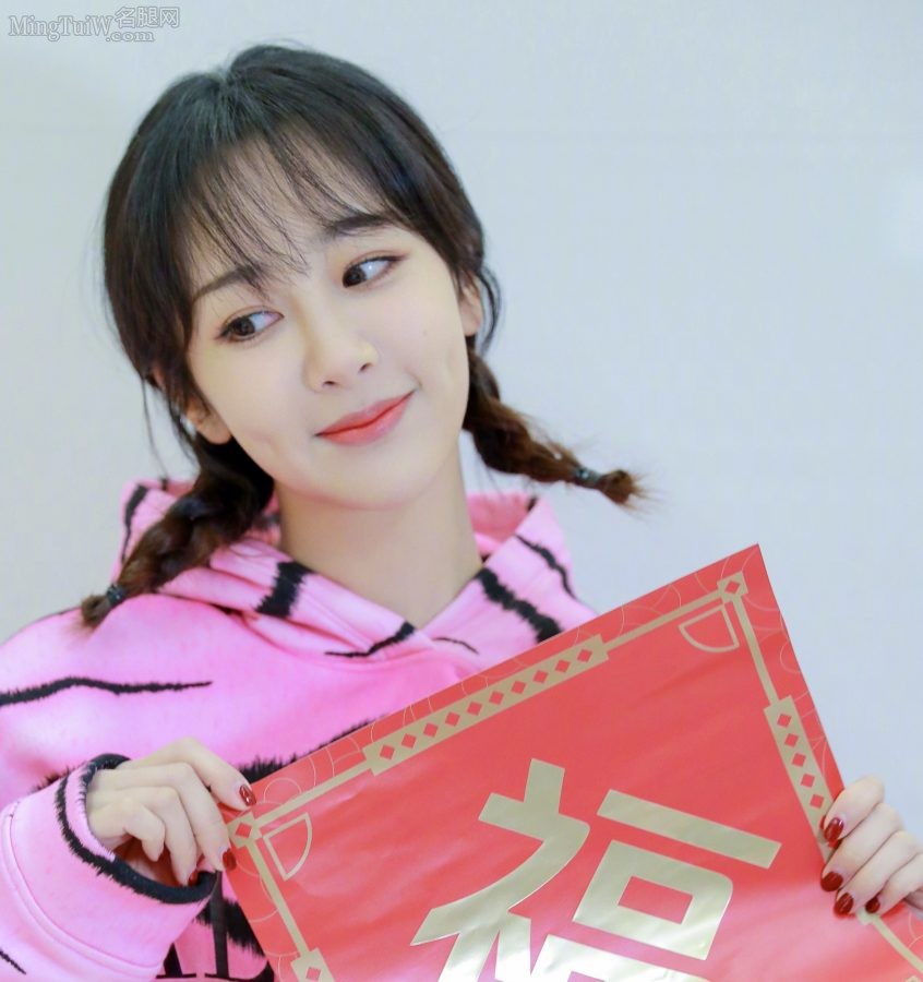 杨紫穿虎纹短裙萌萌少女感(4/5)