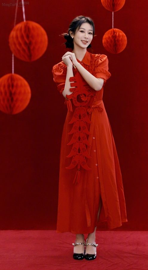 欢欢喜喜过新年杨紫穿喜庆红色长裙给你送祝福（第1张/共4张）