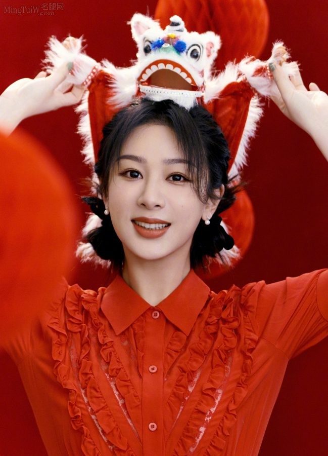 欢欢喜喜过新年杨紫穿喜庆红色长裙给你送祝福（第2张/共4张）