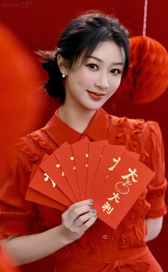 欢欢喜喜过新年杨紫穿喜庆红色长裙给你送祝福(3/4)