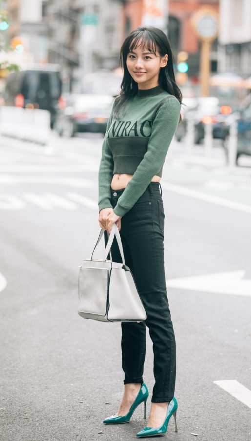 Zhang Jiani wears green arrow stiletto heels in street photos with slim waist and long legs(5/10)