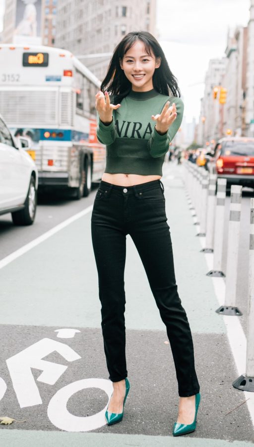 Zhang Jiani wears green arrow stiletto heels in street photos with slim waist and long legs(9/10)