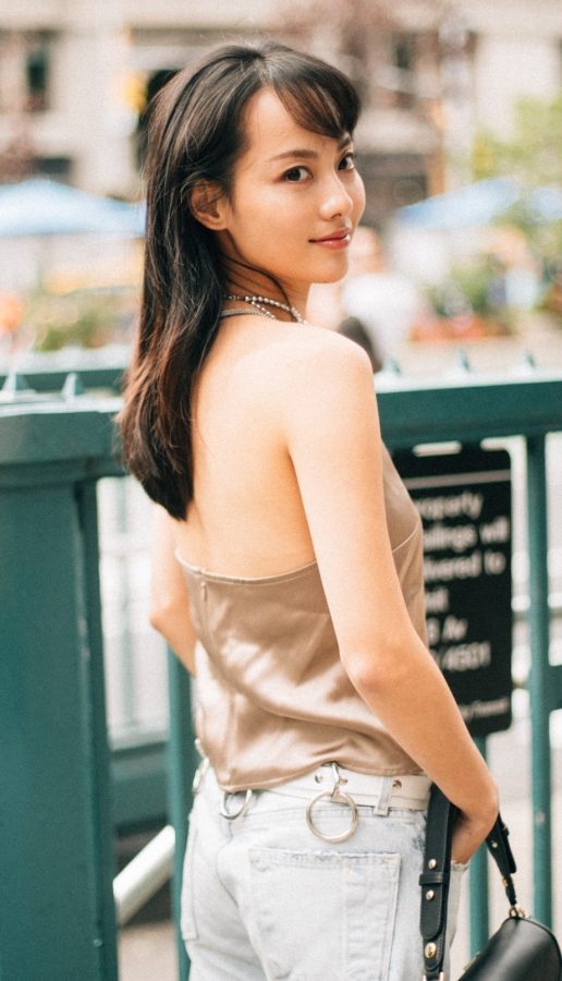 身材苗条的女明星张嘉倪穿吊带露背装这是没穿内衣吗？(3/7)