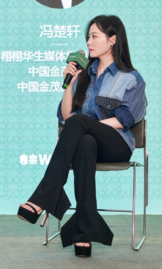歌手张靓颖穿黑色西裤配防水台凉高跟鞋露玉趾(6/8)