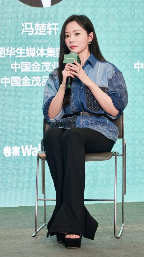 Singer Jane Zhang wears black trousers and platform sandals and high heels to reveal her toes(8/8)