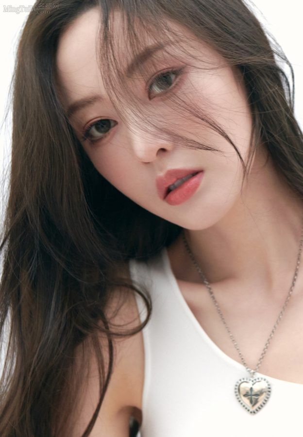 长头发女明星张天爱白裙夹腿坐姿大腿部曲线优美(2/4)