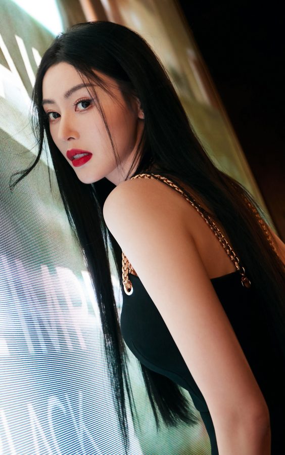 张天爱穿露背礼服包裹玲珑曲线身材，脚穿粗跟防水台高跟美艳性感(3/3)