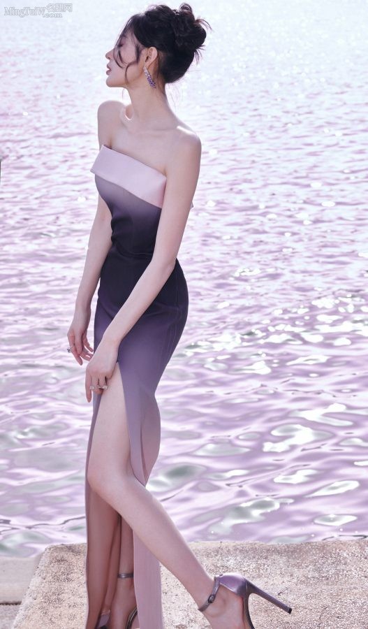 Zhang Tianai wore a backless dress with slits and took photos at the beach like water roses(1/4)