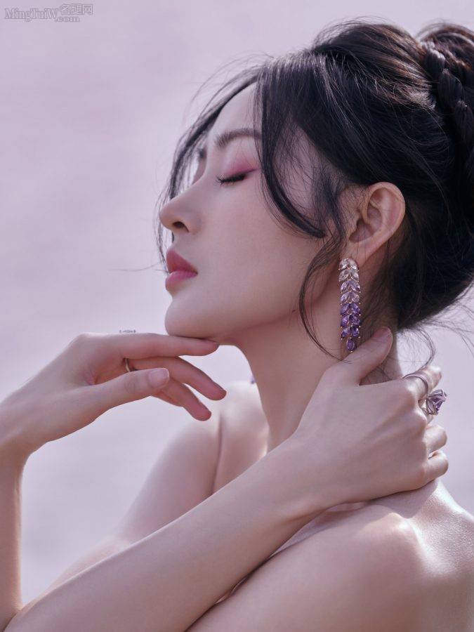 张天爱穿露背开叉礼服在海边拍照如出水芙蓉(3/4)