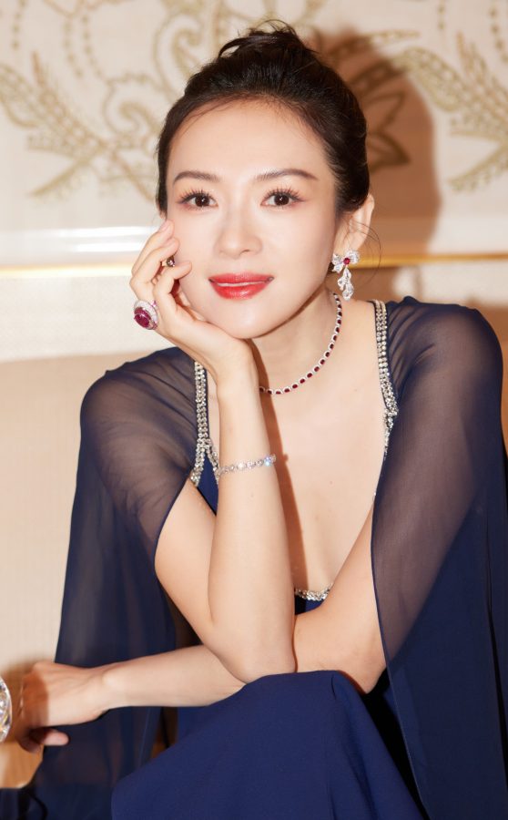 女明星章子怡一袭蓝色低胸礼服小露事业线(1/4)