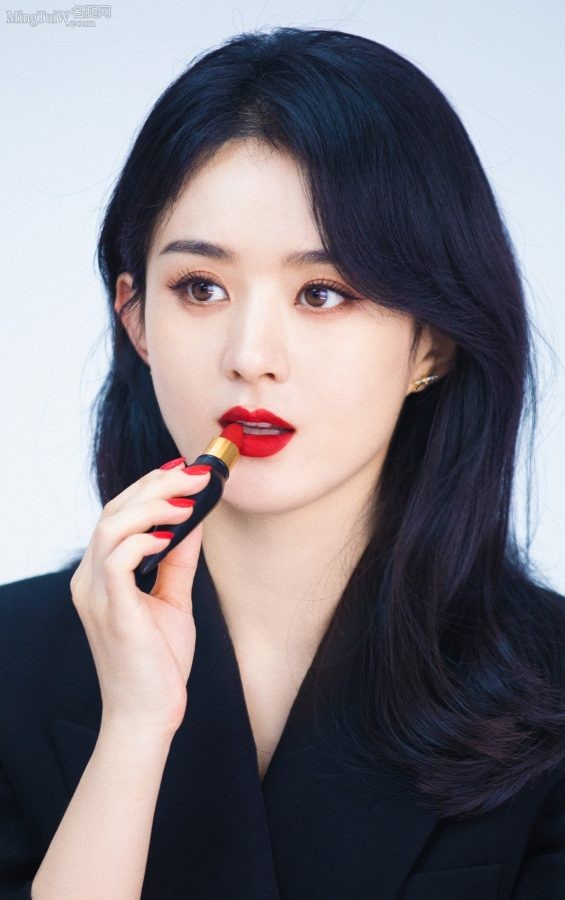 半熟御姐赵丽颖红唇配黑西装美腿纤长(4/4)