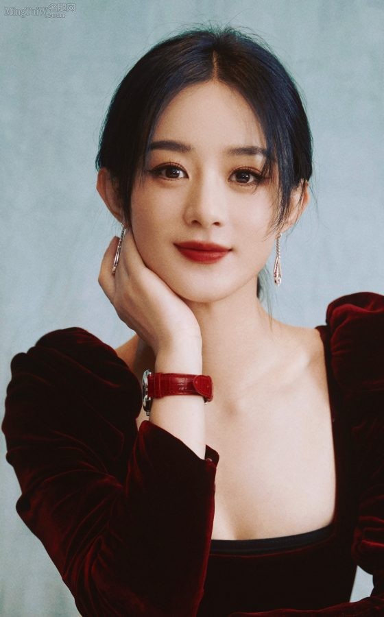 美女明星赵丽颖穿开衩裙踩防水台高跟代言浪琴手表(2/6)