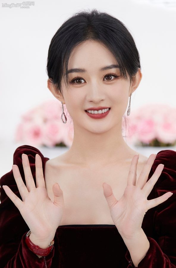 美女明星赵丽颖穿开衩裙踩防水台高跟代言浪琴手表(4/6)