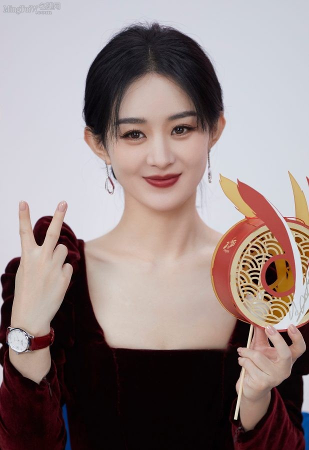 美女明星赵丽颖穿开衩裙踩防水台高跟代言浪琴手表(5/6)