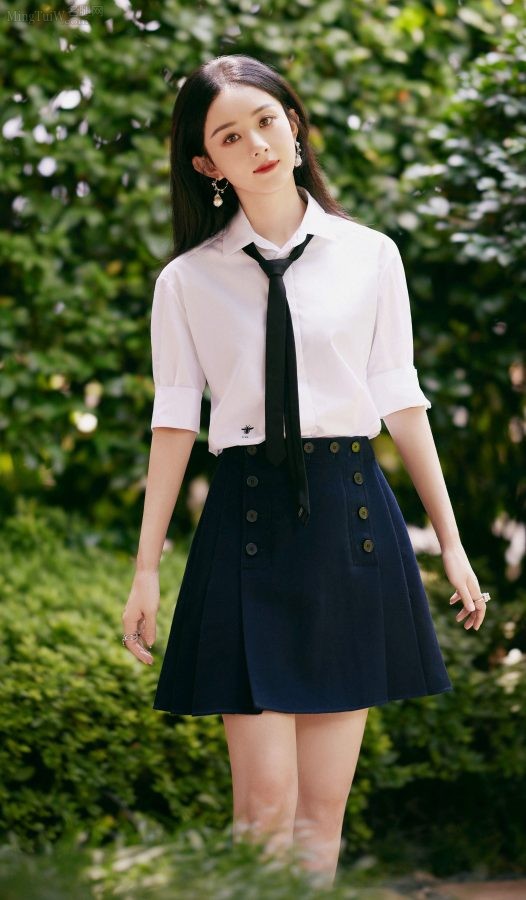 赵丽颖清纯学院风打扮，白皙玉腿少女感十足(2/4)