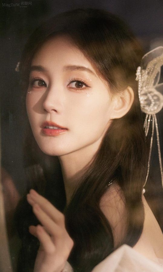 李一桐穿超短裙美腿修长如仙女(4/5)
