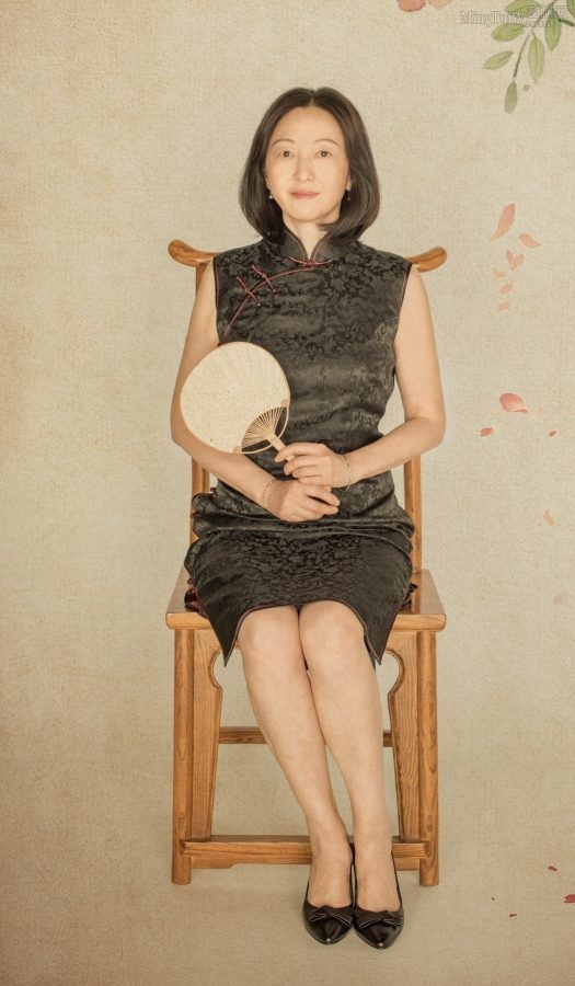 Female writer Cheng Qing wears a cheongsam to take photos with a mature and charming figure(1/4)