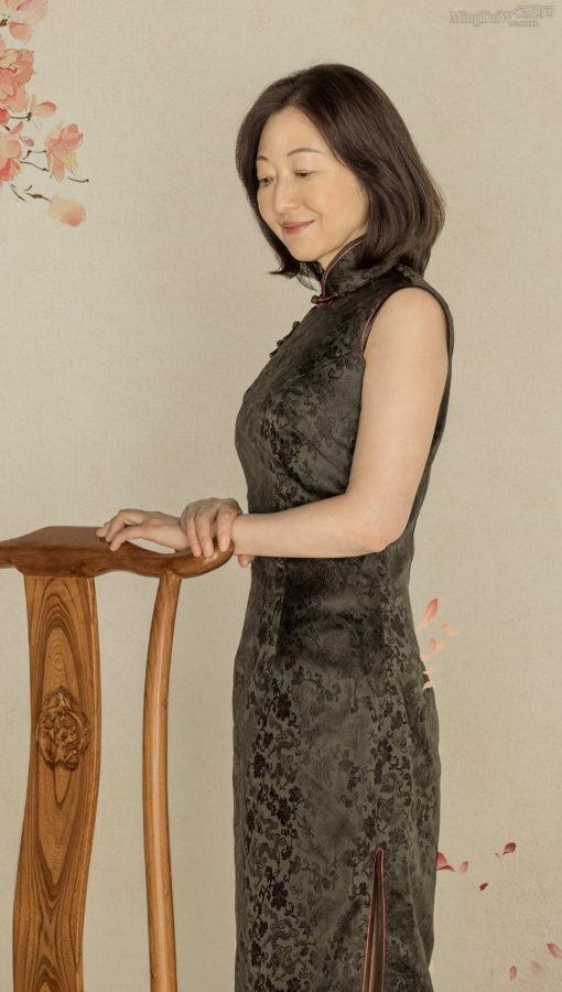 女作家程青穿旗袍拍照片身材成熟妩媚(2/4)