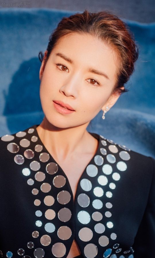 女星董洁短发造型美腿高跟气质闪耀动人(2/3)