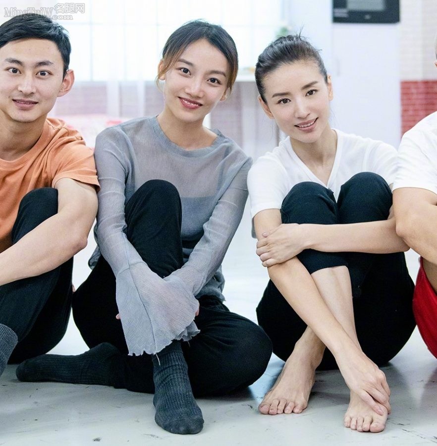 Dong Jie shows off her slender legs and beautiful feet during dance rehearsal(1/9)