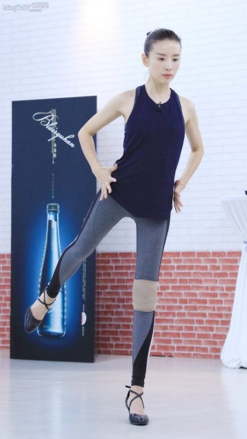 董洁排练舞蹈时展示细腿美足(5/9)
