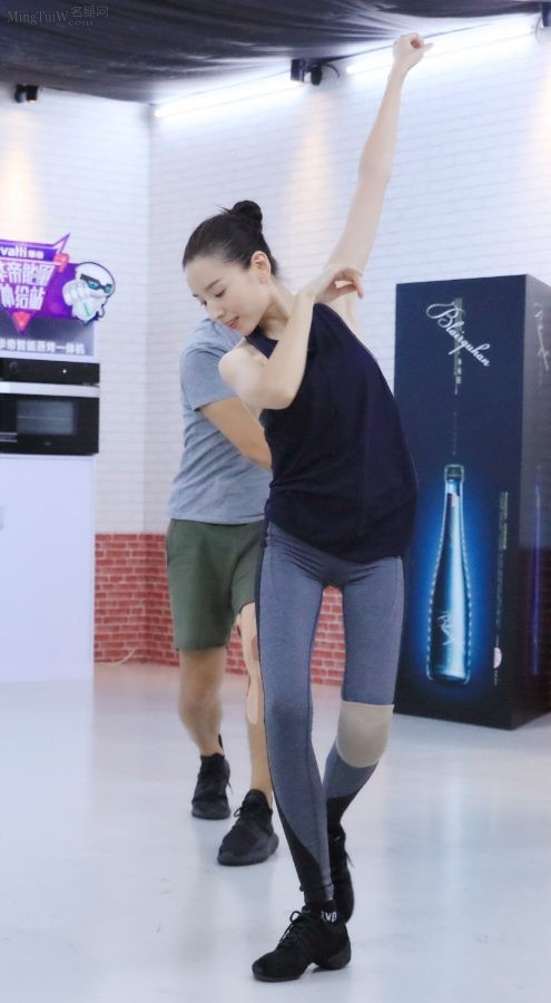 董洁排练舞蹈时展示细腿美足(9/9)