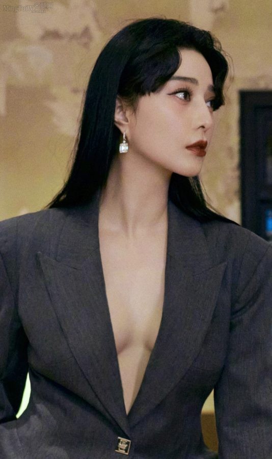 范冰冰气质干练身穿灰色深V西服套装显露事业线(4/9)