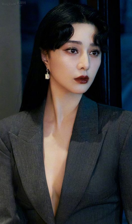 范冰冰气质干练身穿灰色深V西服套装显露事业线(6/9)