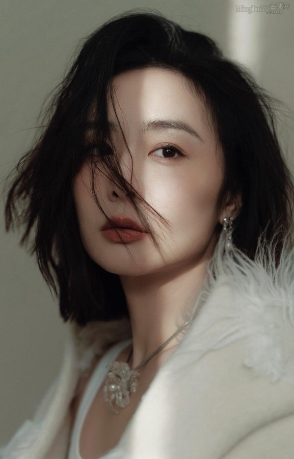 高叶白裙写真《狂飙》美腿玉足(2/2)