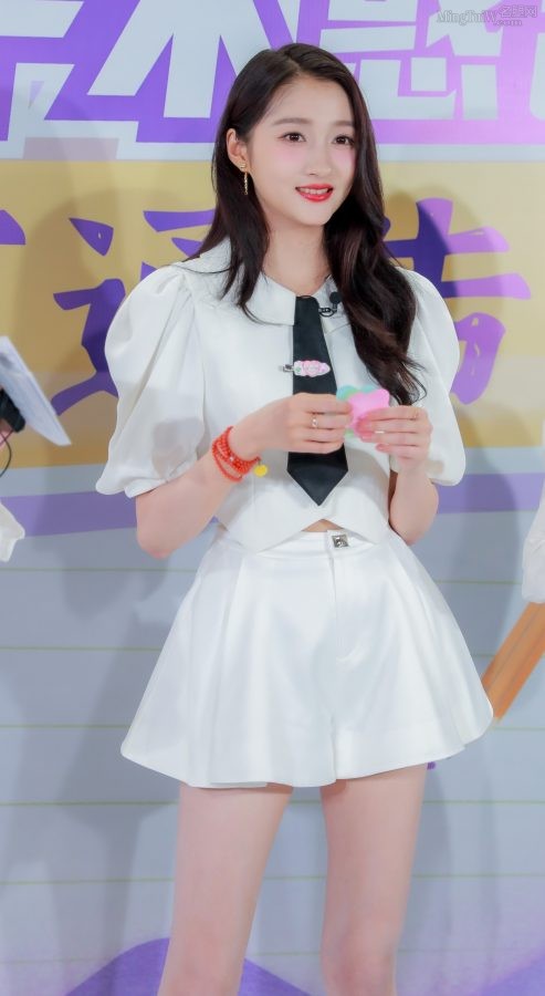 关晓彤校园风超短裙美长腿太迷人(2/3)
