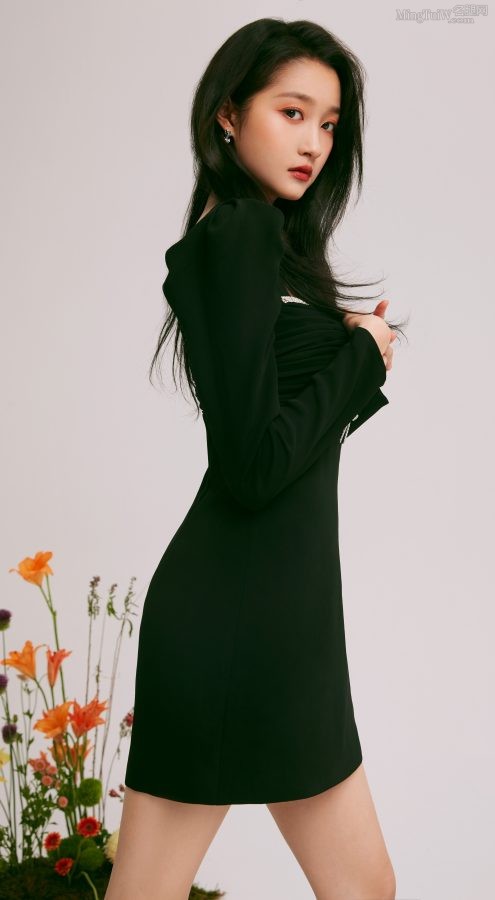 身材高挑的女明星关晓彤长腿穿皮靴气质卓然(2/7)