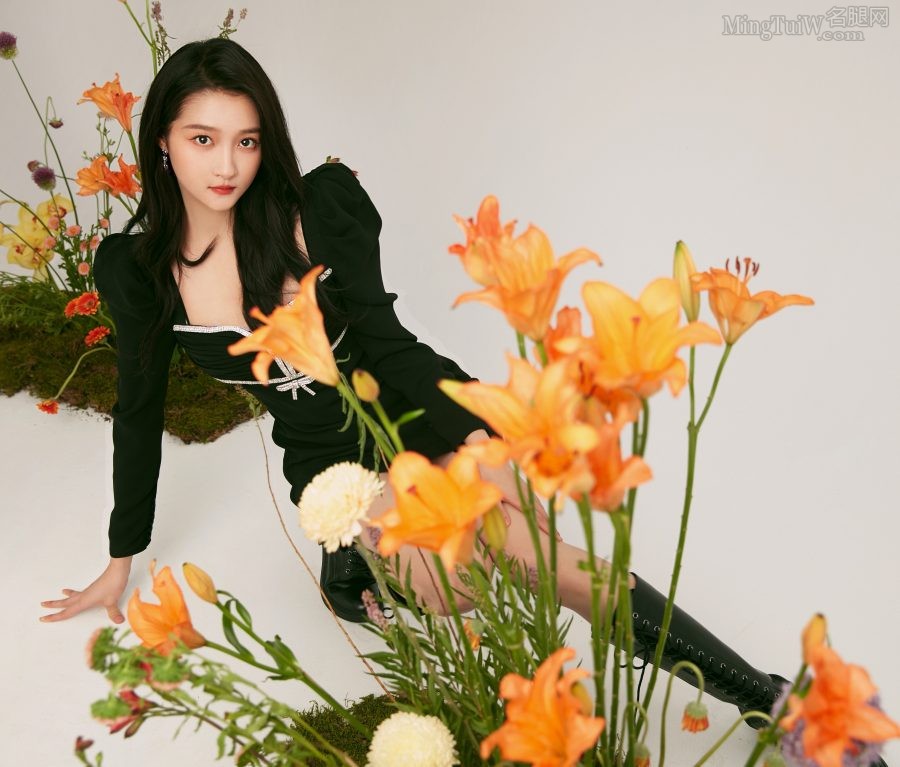 身材高挑的女明星关晓彤长腿穿皮靴气质卓然(4/7)